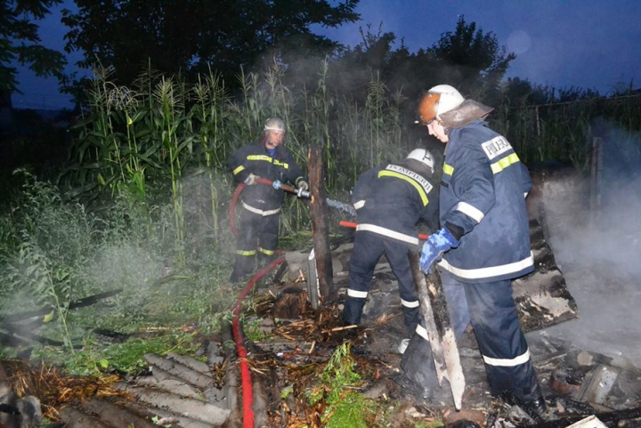 Casă în flăcări în raionul Râșcani. Vecinii au alertat pompierii (VIDEO/FOTO)