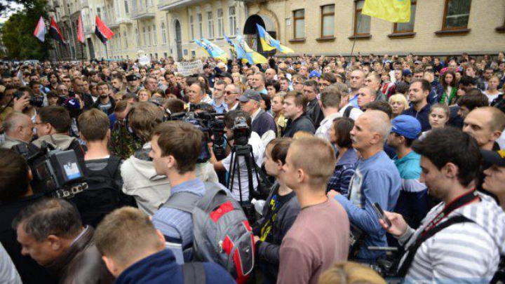 Sute de protestatari au asaltat Preşedinţia de la Kiev. Nemulţumiţii cer demisia ministrului Apărării