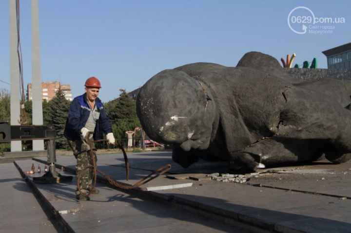 O statuie a lui Lenin a fost demolată ilegal într-un oraş din Ucraina (FOTO/VIDEO)