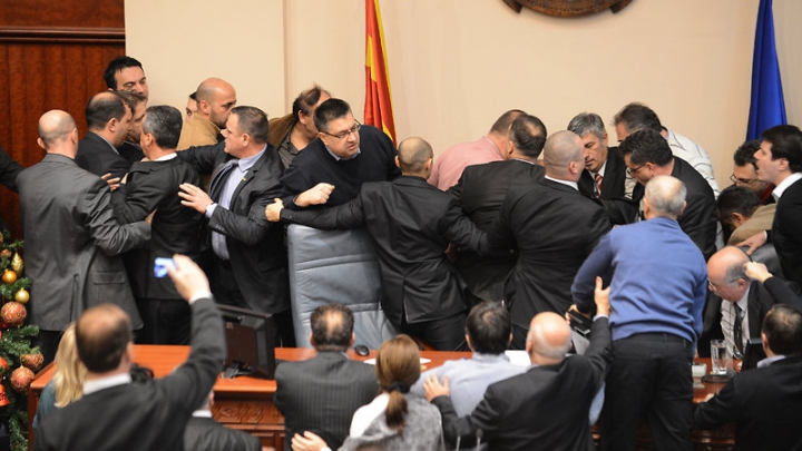 Bătaie în Parlamentul Macedoniei. Deputaţii şi-au împărţit pumni şi s-au ales cu vânătăi (VIDEO)