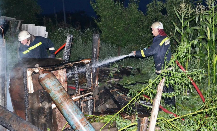 Casă în flăcări în raionul Râșcani. Vecinii au alertat pompierii (VIDEO/FOTO)