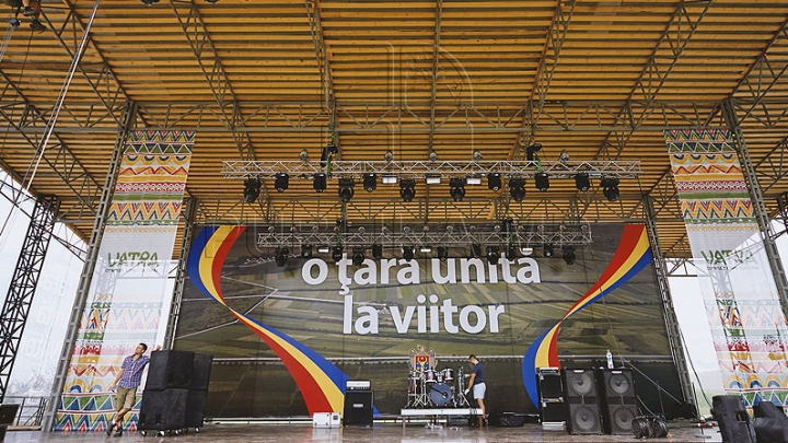 FOTO REPORT: Distracţia pe cinste e în toi la Festivalul organizat de Publika! Oaspeţii îşi bucură inimile cu muzică bună şi bucate alese