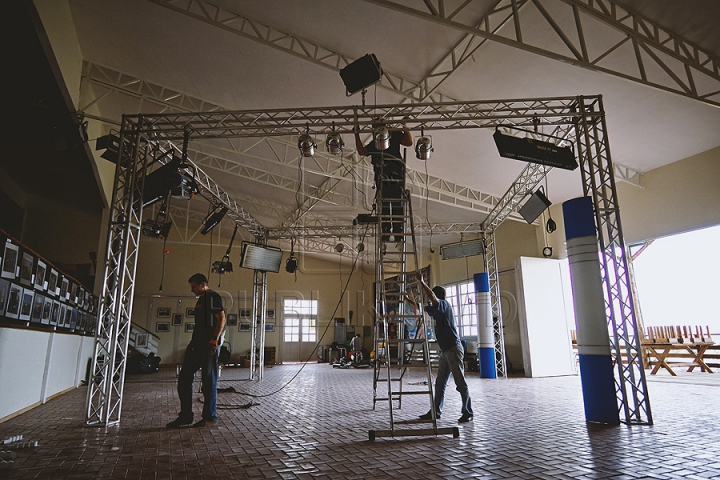 Show de zile mari la Vatra. Ultimele pregătiri în ajunul evenimentului organizat de Publika TV (GALERIE FOTO)