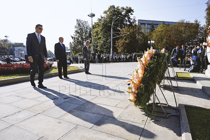 Demnitarii moldoveni au depus flori la monumentul domnitorului Ştefan cel Mare (VIDEO/FOTO)