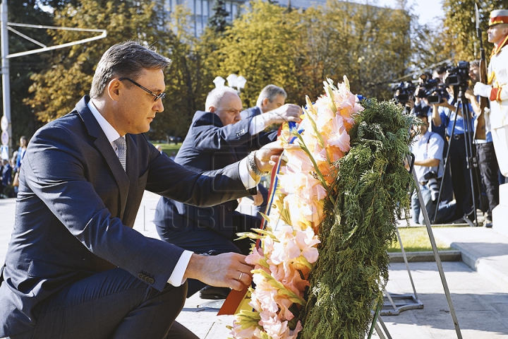 Demnitarii moldoveni au depus flori la monumentul domnitorului Ştefan cel Mare (VIDEO/FOTO)