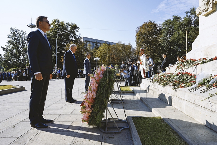 Demnitarii moldoveni au depus flori la monumentul domnitorului Ştefan cel Mare (VIDEO/FOTO)