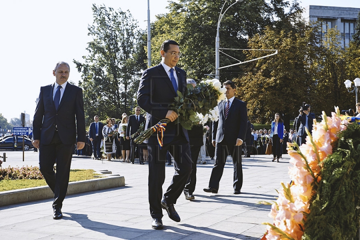 Demnitarii moldoveni au depus flori la monumentul domnitorului Ştefan cel Mare (VIDEO/FOTO)