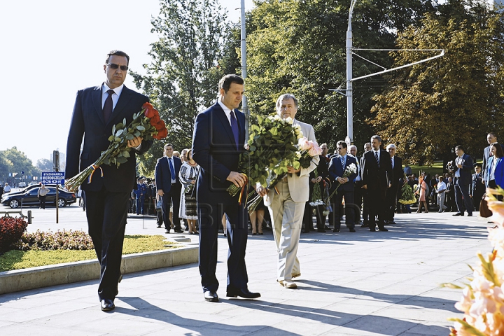 Demnitarii moldoveni au depus flori la monumentul domnitorului Ştefan cel Mare (VIDEO/FOTO)