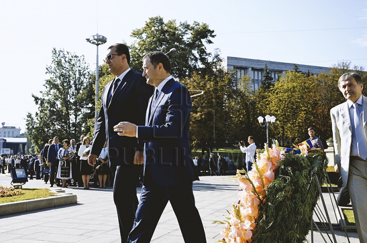 Demnitarii moldoveni au depus flori la monumentul domnitorului Ştefan cel Mare (VIDEO/FOTO)