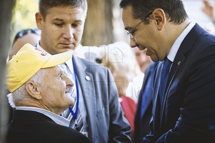 Demnitarii moldoveni au depus flori la monumentul domnitorului Ştefan cel Mare (VIDEO/FOTO)