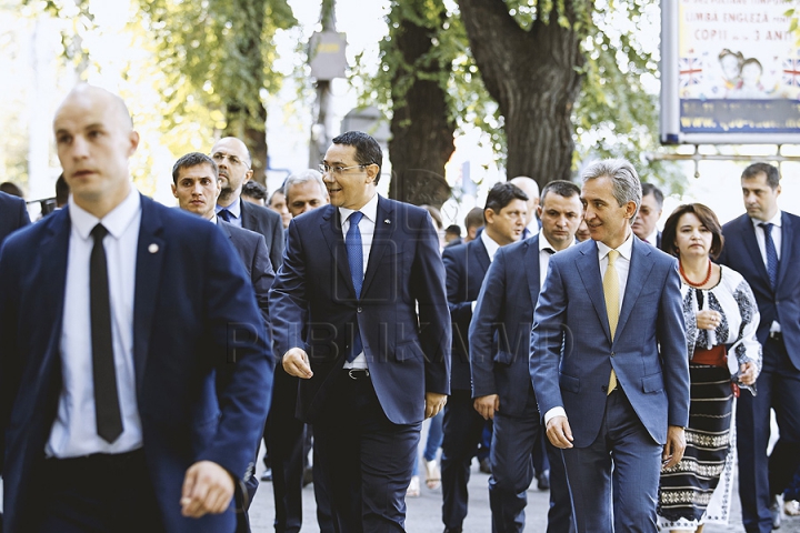 Demnitarii moldoveni au depus flori la monumentul domnitorului Ştefan cel Mare (VIDEO/FOTO)