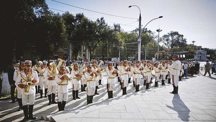Demnitarii moldoveni au depus flori la monumentul domnitorului Ştefan cel Mare (VIDEO/FOTO)