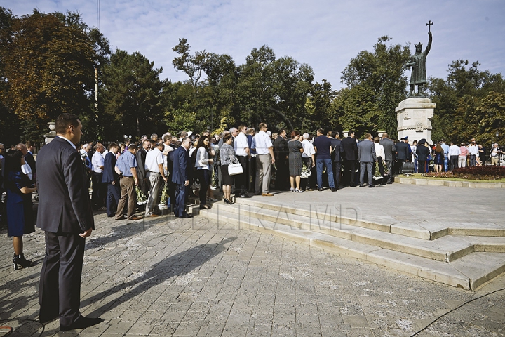 Demnitarii moldoveni au depus flori la monumentul domnitorului Ştefan cel Mare (VIDEO/FOTO)