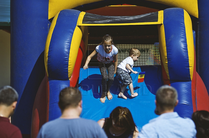 FOTO REPORT: Distracţia pe cinste e în toi la Festivalul organizat de Publika! Oaspeţii îşi bucură inimile cu muzică bună şi bucate alese