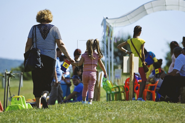 FOTO REPORT: Distracţia pe cinste e în toi la Festivalul organizat de Publika! Oaspeţii îşi bucură inimile cu muzică bună şi bucate alese