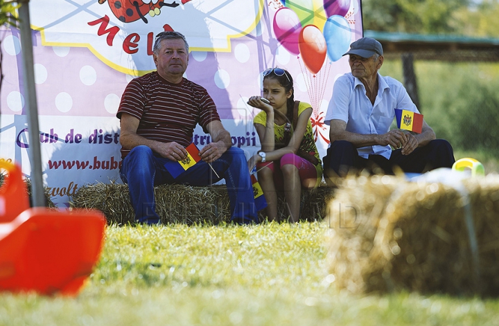 FOTO REPORT: Distracţia pe cinste e în toi la Festivalul organizat de Publika! Oaspeţii îşi bucură inimile cu muzică bună şi bucate alese