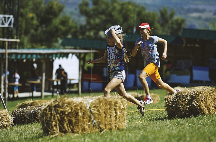 FOTO REPORT: Distracţia pe cinste e în toi la Festivalul organizat de Publika! Oaspeţii îşi bucură inimile cu muzică bună şi bucate alese