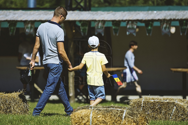 FOTO REPORT: Distracţia pe cinste e în toi la Festivalul organizat de Publika! Oaspeţii îşi bucură inimile cu muzică bună şi bucate alese