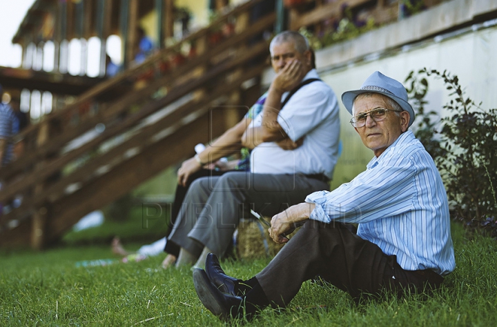 FOTO REPORT: Distracţia pe cinste e în toi la Festivalul organizat de Publika! Oaspeţii îşi bucură inimile cu muzică bună şi bucate alese