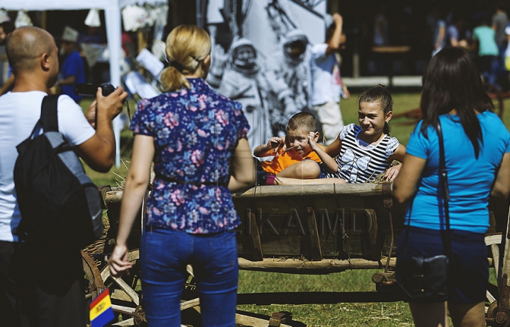 FOTO REPORT: Distracţia pe cinste e în toi la Festivalul organizat de Publika! Oaspeţii îşi bucură inimile cu muzică bună şi bucate alese