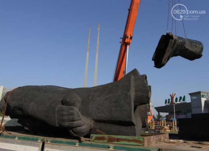 O statuie a lui Lenin a fost demolată ilegal într-un oraş din Ucraina (FOTO/VIDEO)