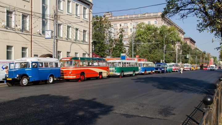 Paradă cu autobuze de epocă în Moscova. Nostalgia pe patru roţi i-a încântat pe cei în vârstă (FOTO)