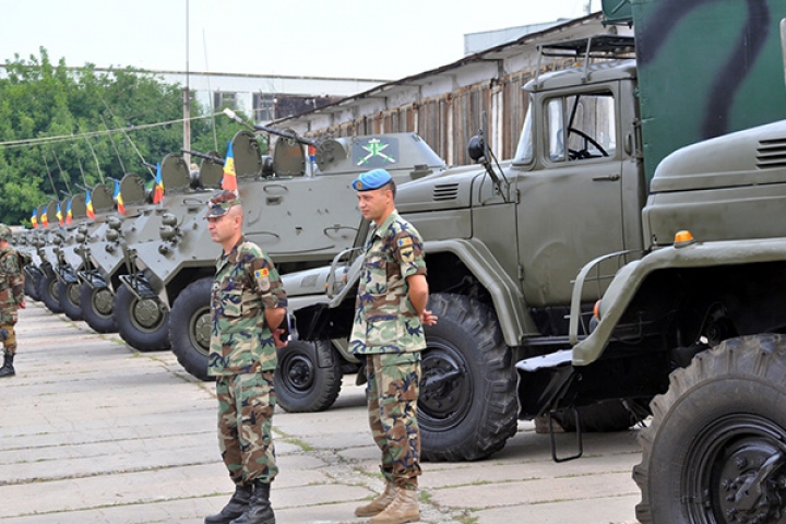 NO COMMENT: Militarii moldoveni au pornit motoarele unor blindate pentru o demonstrație de forță (FOTO/VIDEO)