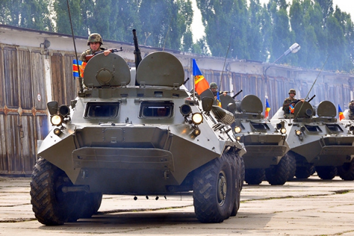 NO COMMENT: Militarii moldoveni au pornit motoarele unor blindate pentru o demonstrație de forță (FOTO/VIDEO)