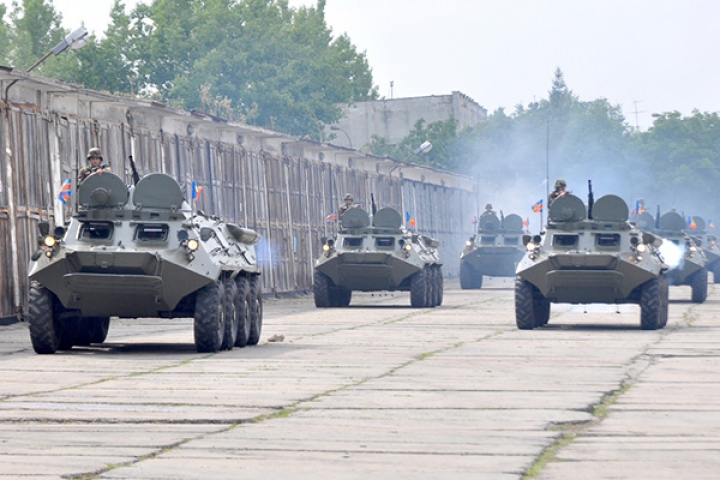 NO COMMENT: Militarii moldoveni au pornit motoarele unor blindate pentru o demonstrație de forță (FOTO/VIDEO)