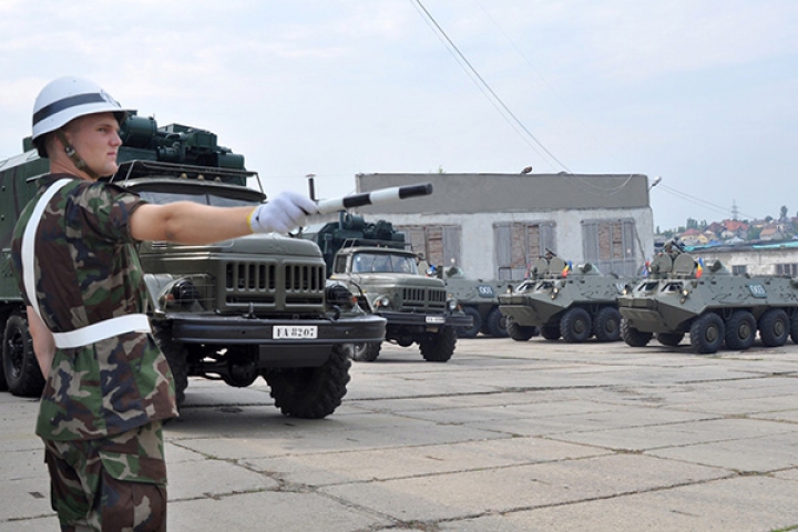 NO COMMENT: Militarii moldoveni au pornit motoarele unor blindate pentru o demonstrație de forță (FOTO/VIDEO)