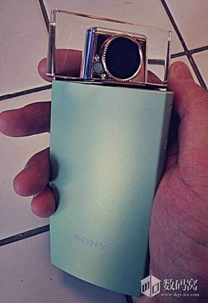 Selfie-camera de la Sony ce arată ca o sticlă de parfum (FOTO)