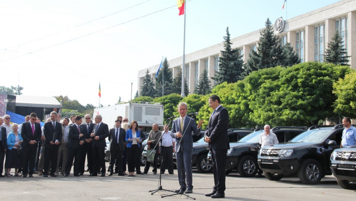 Încă un cadou de Ziua Independenţei. Guvernul României a oferit 15 automobile pentru instituţiile din Moldova