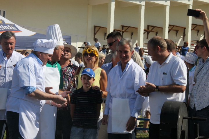 Iurie Leancă şi Igor Corman au împărţit din cea mai mare plăcintă. FOTOGRAFII şi impresii de la Festivalul Zilele Diasporei