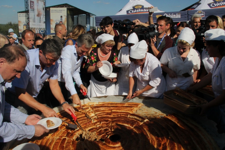 Iurie Leancă şi Igor Corman au împărţit din cea mai mare plăcintă. FOTOGRAFII şi impresii de la Festivalul Zilele Diasporei