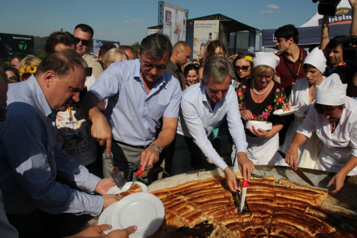 Iurie Leancă şi Igor Corman au împărţit din cea mai mare plăcintă. FOTOGRAFII şi impresii de la Festivalul Zilele Diasporei