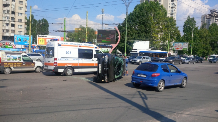 ACCIDENT DE GROAZĂ în capitală! Un BMW X5 s-a răsturnat în mijlocul intersecţiei (FOTO/VIDEO)