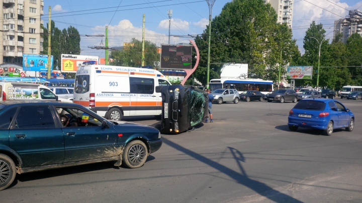 ACCIDENT DE GROAZĂ în capitală! Un BMW X5 s-a răsturnat în mijlocul intersecţiei (FOTO/VIDEO)