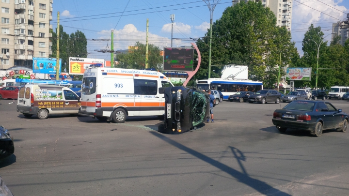 ACCIDENT DE GROAZĂ în capitală! Un BMW X5 s-a răsturnat în mijlocul intersecţiei (FOTO/VIDEO)