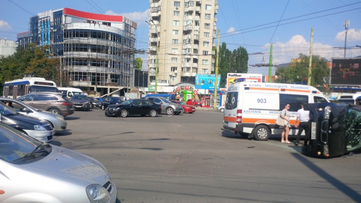 ACCIDENT DE GROAZĂ în capitală! Un BMW X5 s-a răsturnat în mijlocul intersecţiei (FOTO/VIDEO)