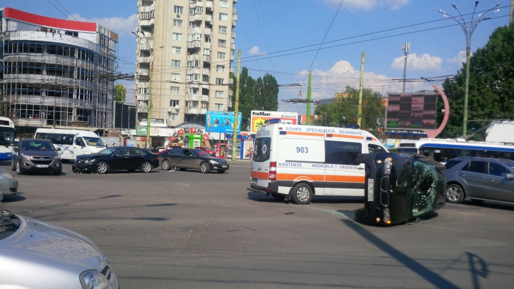 ACCIDENT DE GROAZĂ în capitală! Un BMW X5 s-a răsturnat în mijlocul intersecţiei (FOTO/VIDEO)