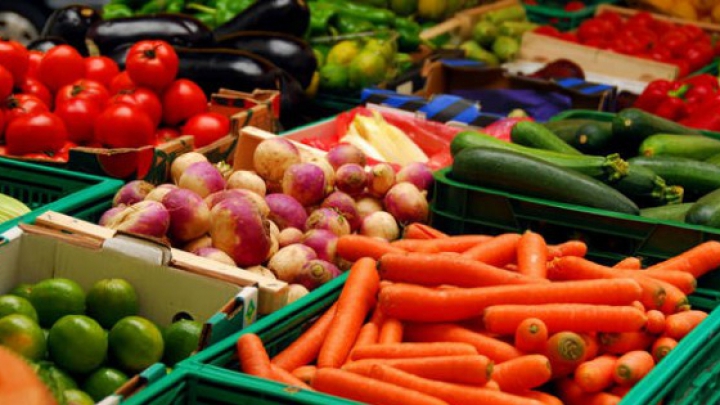 Şase tone de legume şi fructe fără acte de provinienţă, urmau să fie vândute în pieţele din capitală