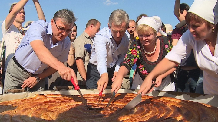 Iurie Leancă şi Igor Corman au împărţit din cea mai mare plăcintă. FOTOGRAFII şi impresii de la Festivalul Zilele Diasporei