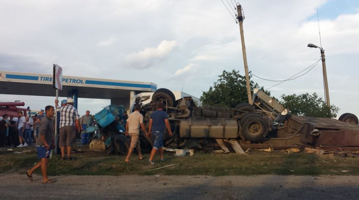 Accident tragic la Cimişlia! Un TIR a lovit un tractor în preajma unei benzinării (FOTO)