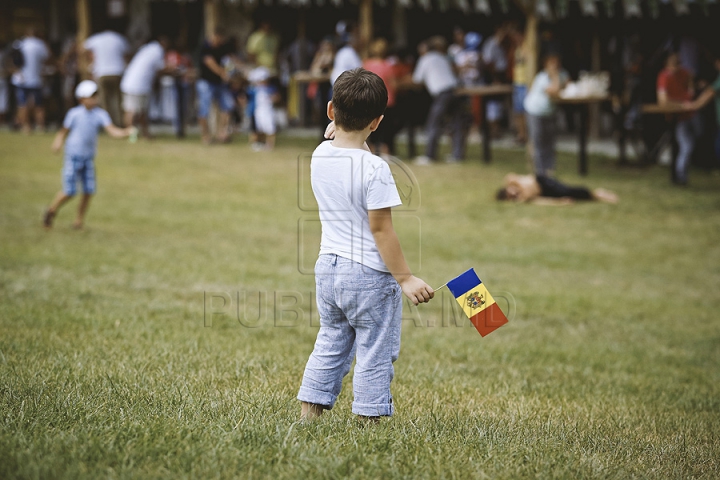 Trei culori şi 23 de ani de Independenţă. Cum au sărbătorit invitaţii Publika TV Ziua Republicii Moldova la Vatra (GALERIE FOTO)