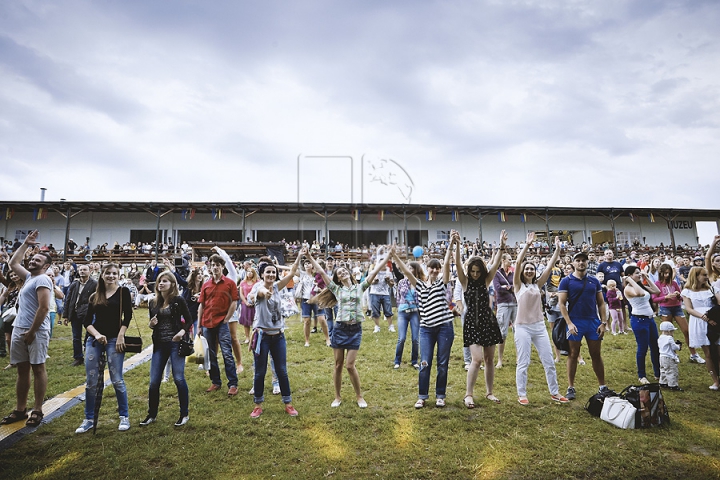 Trei culori şi 23 de ani de Independenţă. Cum au sărbătorit invitaţii Publika TV Ziua Republicii Moldova la Vatra (GALERIE FOTO)