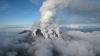 Un vulcan din Japonia aruncă tot mai multă cenuşă. Operaţiunile de salvare, suspendate din cauza seismelor (GALERIE FOTO)
