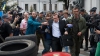 Un deputat ucrainean a fost aruncat de protestatari într-un tomberon plin cu gunoi (VIDEO)