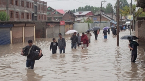 Vreme de coşmar în lume! Zeci de oameni au murit în India şi Pakistan din cauza inundaţiilor