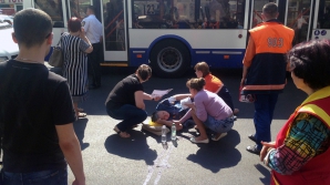 Accident în capitală! O femeie a ajuns la spital după ce fost lovită de un microbuz (VIDEO)