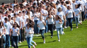 Flashmob ce ar putea intra în Cartea Recordurilor. Ce mesaj au lăsat sute de oameni dintr-un oraş ucrainean (FOTO)